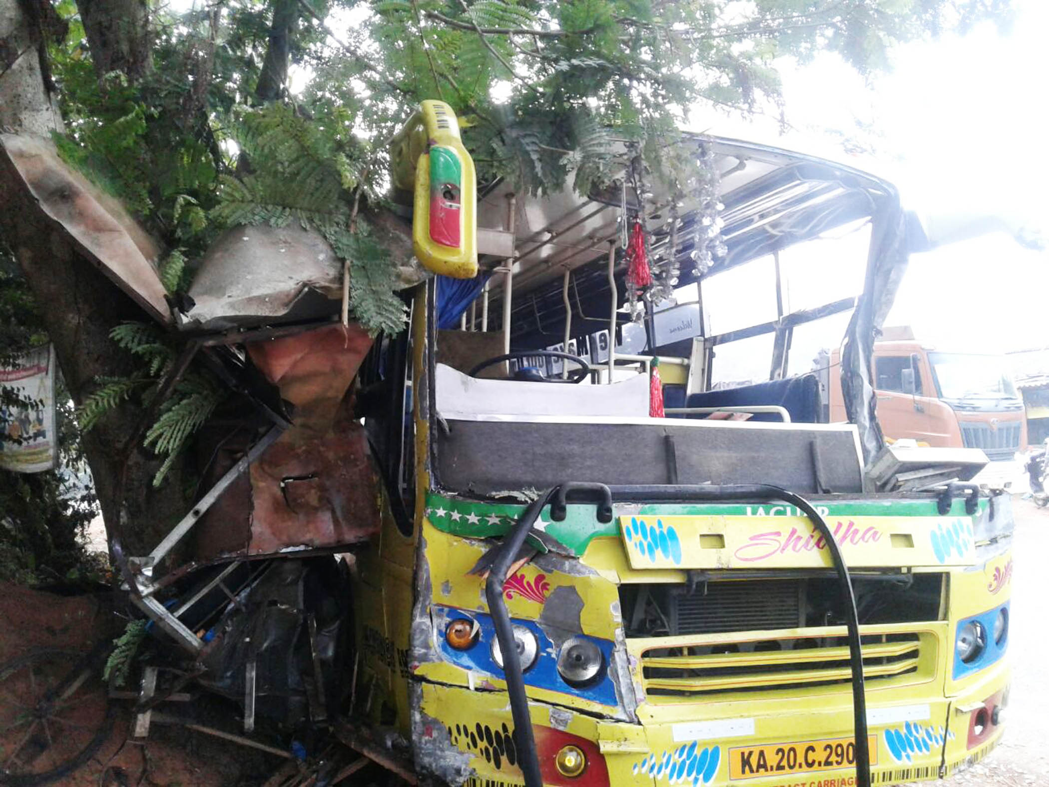 ಬಸ್ ಢಿಕ್ಕಿ: ಓರ್ವನಿಗೆ ಗಾಯ; ಗೂಡಂಗಡಿ ಧ್ವಂಸ